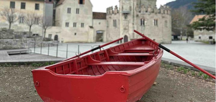 das-rote-boot-kloster-neustift